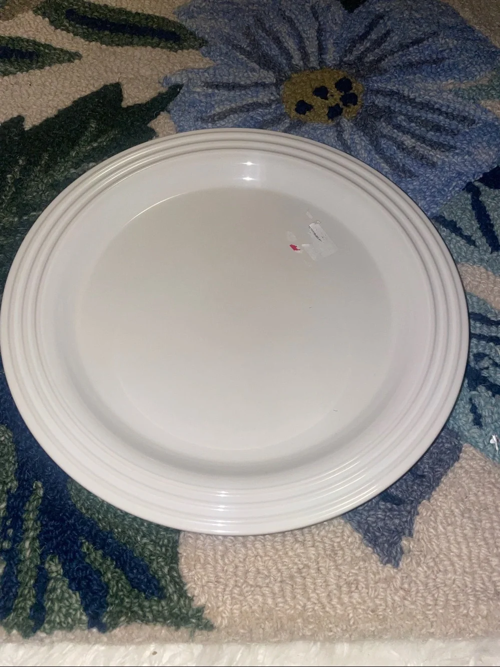 BNWT 2 pcs Le Creuset white Glazed Dinner Plate with 3 embossed rim, size 10.5”